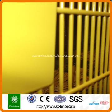 Small opening wire mesh fence